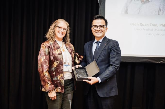 Prof. Dr. Trần Xuân Bách receives the ISPOR 2023 Outstanding Research Award