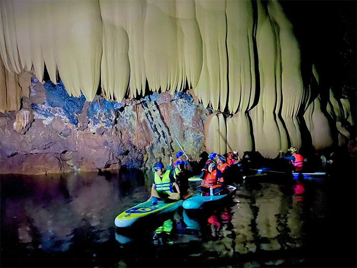 Discovery of a magnificent cave on the Truong Son Mountain