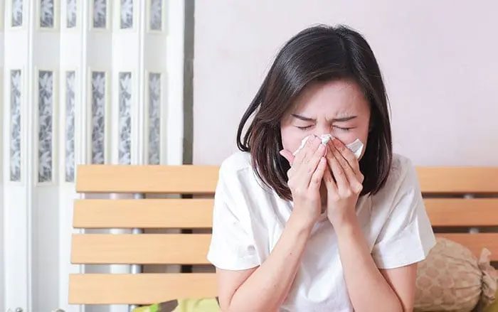 Allergy-induced sore throat may come with symptoms like itchy nose, nasal congestion, and watery eyes.