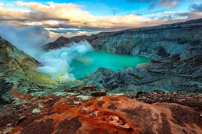 The Ijen crater has a radius of 361m and a surface area of 410,000m2