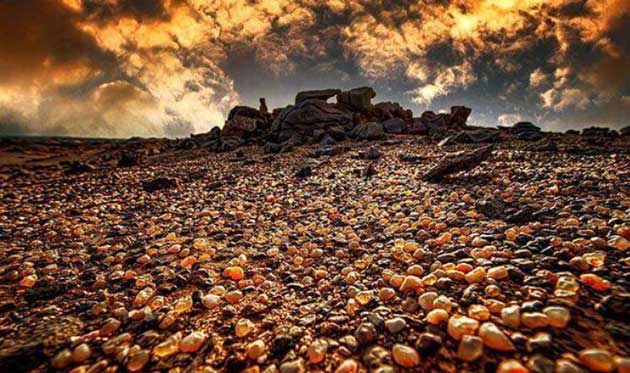 Agate Lake is located in the northwestern desert of a city in Inner Mongolia, China.