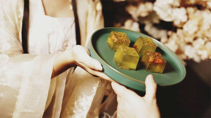 Osmanthus is also used to make the famous pastry in the imperial palace, Osmanthus cake.