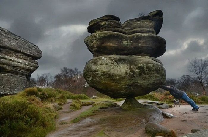 Idol Rock attracts a large number of tourists every year.