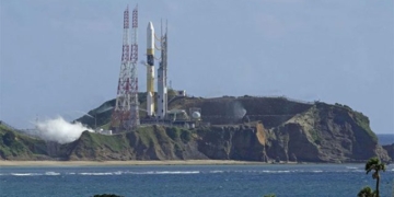 japan launches missile into space 129487