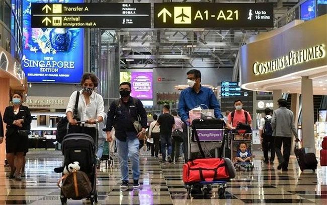 Passengers at Changi International Airport (Singapore).