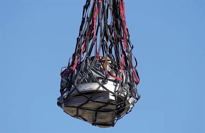 The sample capsule preparing to land.