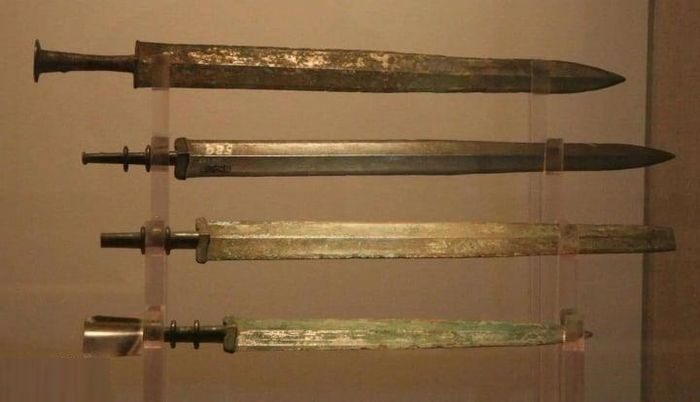 Bronze swords appeared in China during the Shang Dynasty.