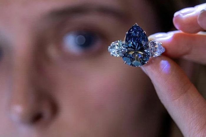 The extremely rare blue diamond Bleu Royal.