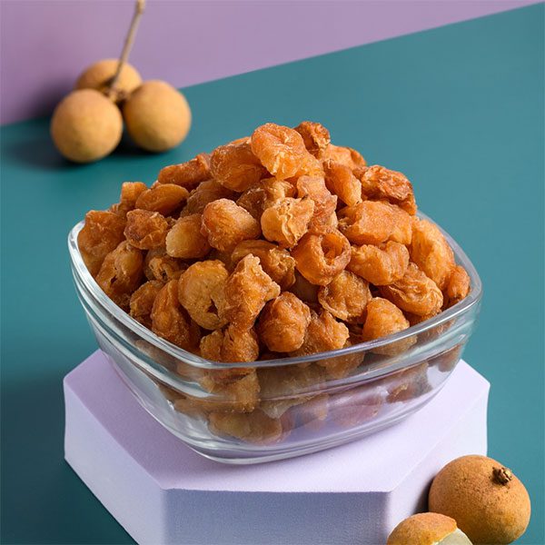 Eating too much dried longan can cause skin eruptions, internal heat, especially in summer.