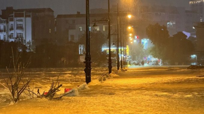 Floodwaters overflowed the Da Dam on the night of November 14.