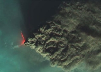 man takes selfie from peak of highest volcano in europe eruption 131131