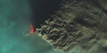 man takes selfie from peak of highest volcano in europe eruption 131131