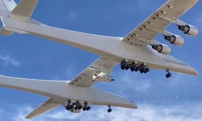 The Roc aircraft flying with the Talon-A experimental supersonic vehicle on December 3 in California.