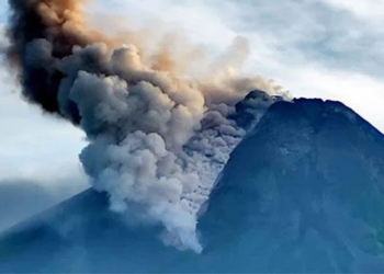 mount marapi erupts ash 3 000 meters into the sky over sumatra island of indonesia 131364