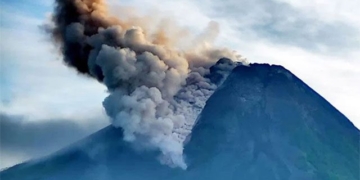 mount marapi erupts ash 3 000 meters into the sky over sumatra island of indonesia 131364