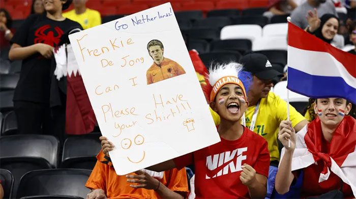 Gifting jerseys to fans is always a beautiful gesture from football stars.