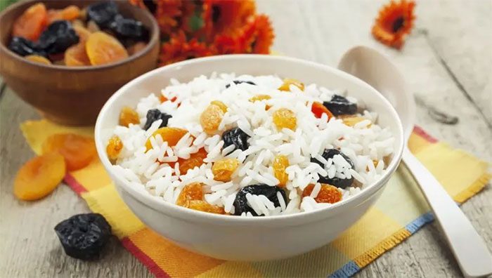 Consuming raisins in moderation can help reduce overall energy intake.