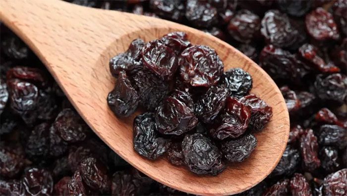 Fiber content in 100g of raisins is about 3.3-4.5g