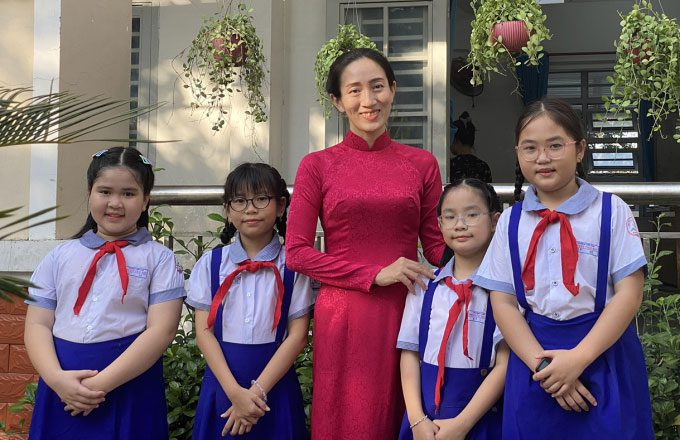 Students from Nguyễn Thái Học Primary School with their guiding teacher.