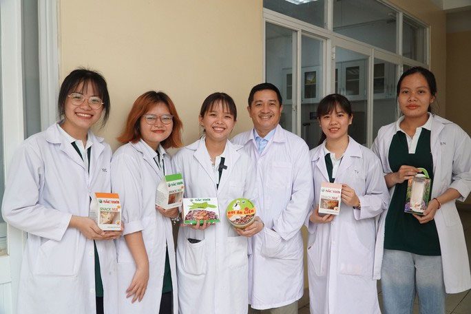 The team of 5 female students researching rice noodles for dieters.