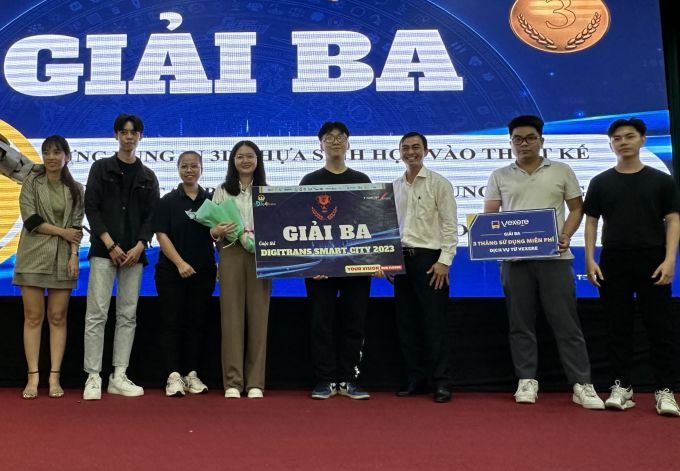 Team members receiving third place at the DigiTrans Smart City competition