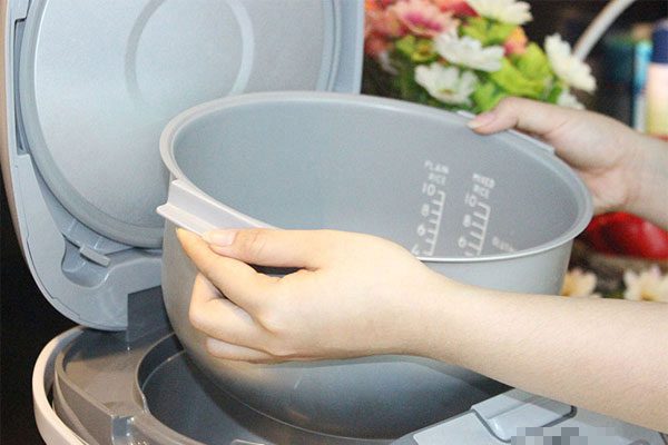Users should use both hands while gently rotating the bottom of the pot for even contact.
