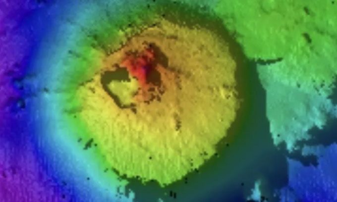 The underwater mountain rises 1,600 meters beneath the Pacific Ocean.