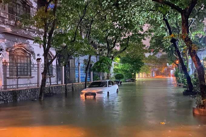 Cars submerged due to floodwaters in the Kiem Hue area.