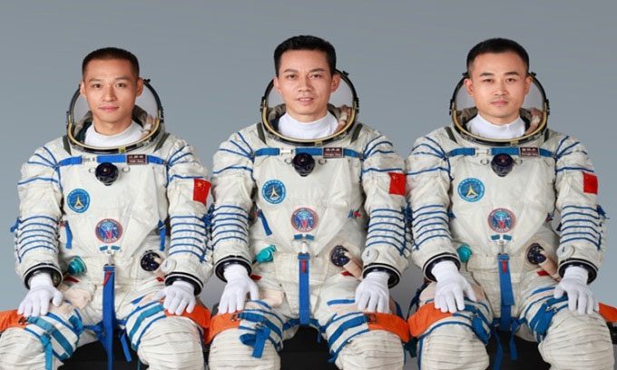 Shenzhou 17 crew