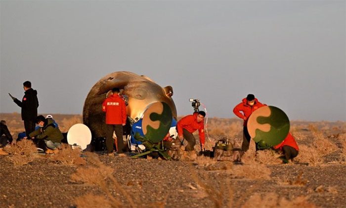 The crew capsule of Shenzhou 16 landing in Dongfeng.