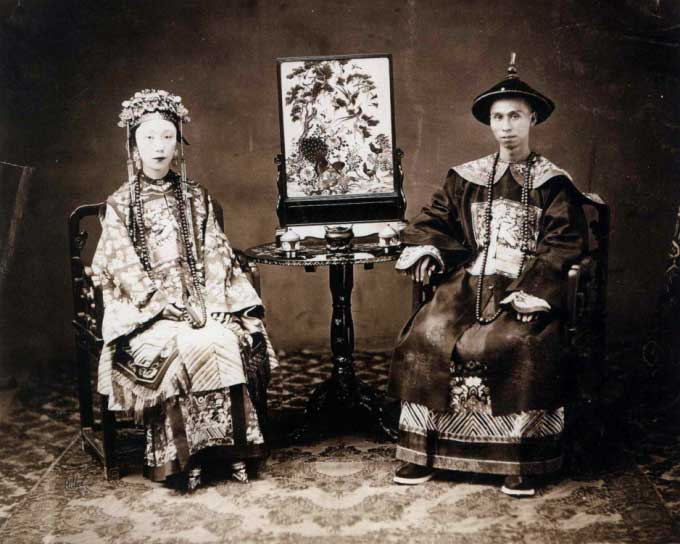 A man who served as an official in Guangdong and his wife.