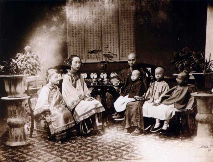 A family of officials during the Qing Dynasty. Their daughters had their feet bound from a young age.