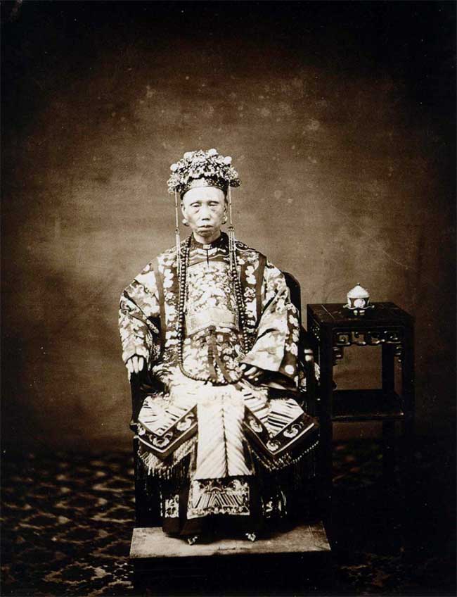 In the photo, the wife of a first-rank official in Guangzhou, taken around 1861-1863.