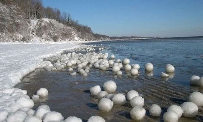 Snowballs on the sea