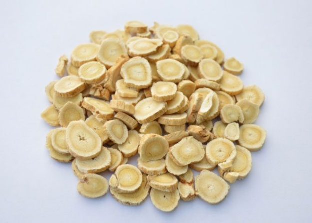 Dried Astragalus root.