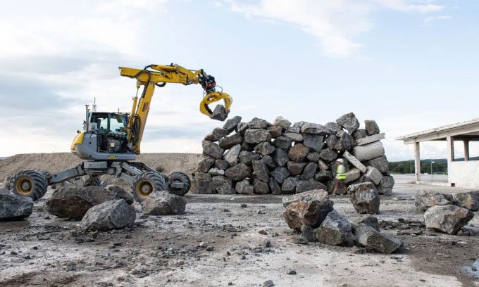 HEAP Robot builds a self-standing wall from recycled concrete and gneiss rock.