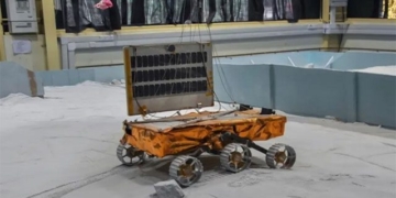 robot india detects many elements at the south pole of the moon 129528