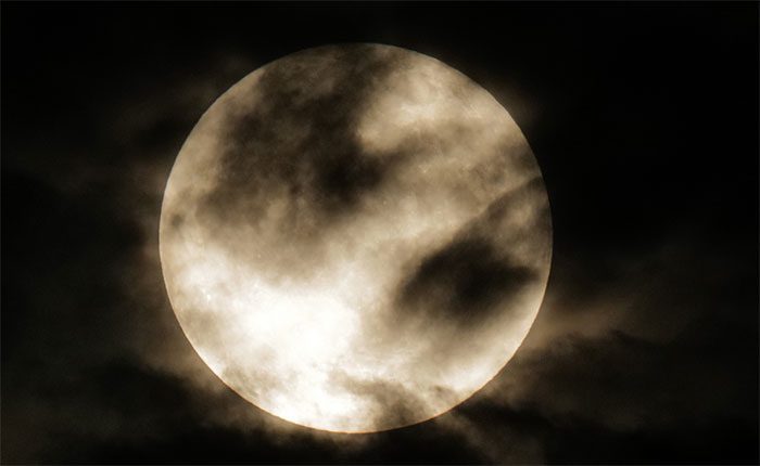 In Nam Tu Liem District (Hanoi), the full moon was seen clearly.