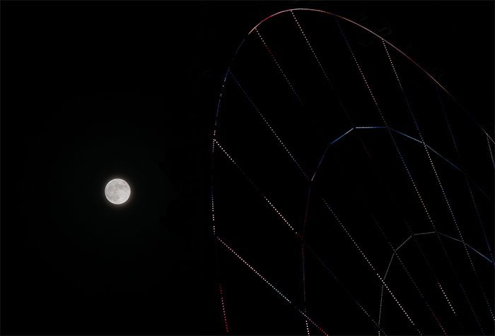 At the same time, in Ha Long City, the moon was clearly visible.