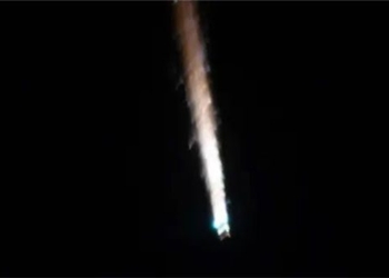 spacecraft explodes like fireworks in the atmosphere over earth 131395