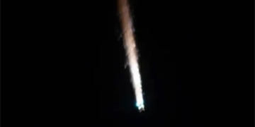 spacecraft explodes like fireworks in the atmosphere over earth 131395
