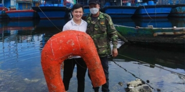 students use flare to locate drowning victim 130536