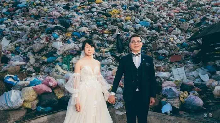 Iris Hsueh and fiancé Ian Ciou taking wedding photos in front of a garbage pile
