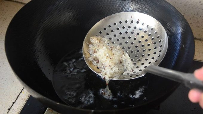 Do not reuse oil that has been used to fry fish or seafood for the first time.