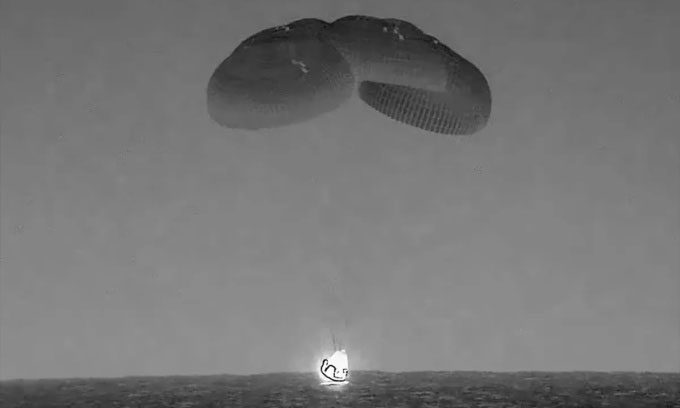 Infrared image of SpaceX's Dragon spacecraft landing in the Atlantic Ocean on September 4.