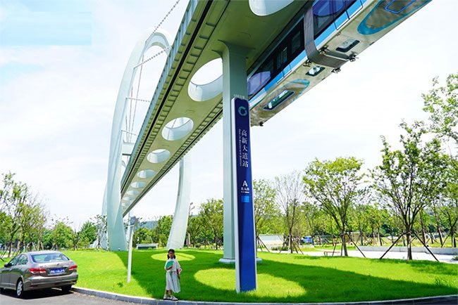 The suspended train has become a hot check-in spot in Wuhan.
