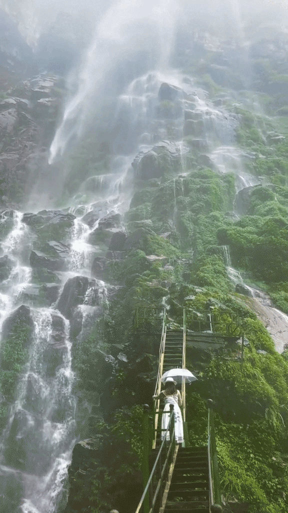 Images of Ong Chua Waterfall shared by many young people