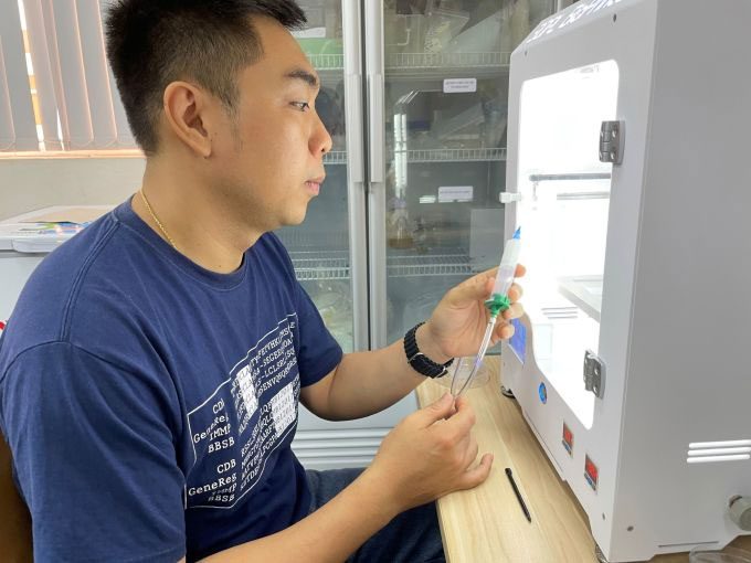 Master Vu Thanh Binh checks a 3D bioprinter