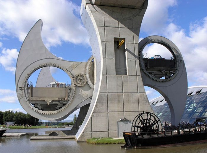 The giant wheel of this bridge can rotate 180° in 5.5 minutes.