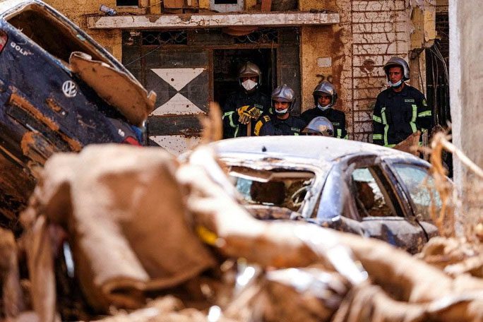 Egyptian military rescue forces working in Derna